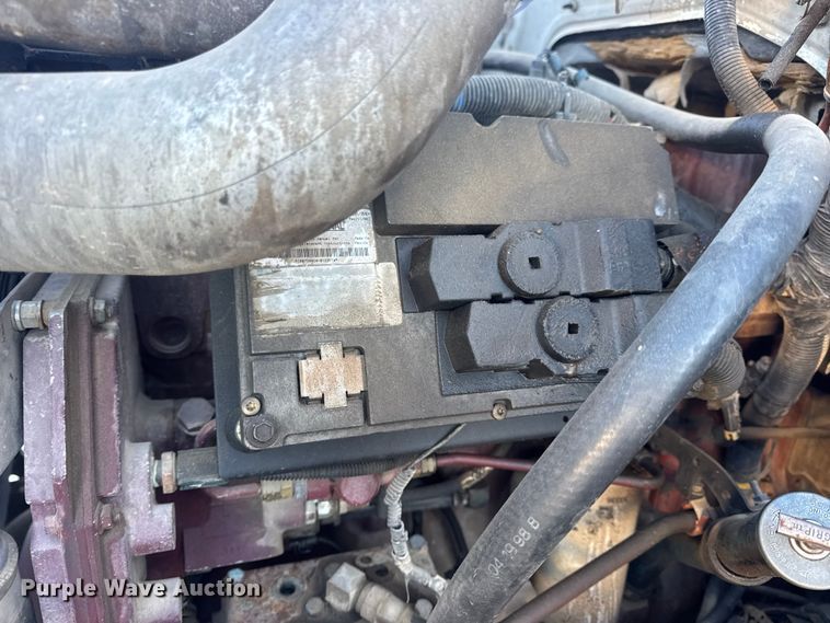 image for item EN0891 1999 International 4900 Crew Cab semi truck