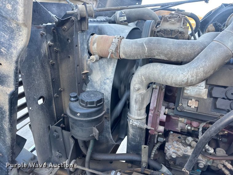 image for item EN0891 1999 International 4900 Crew Cab semi truck