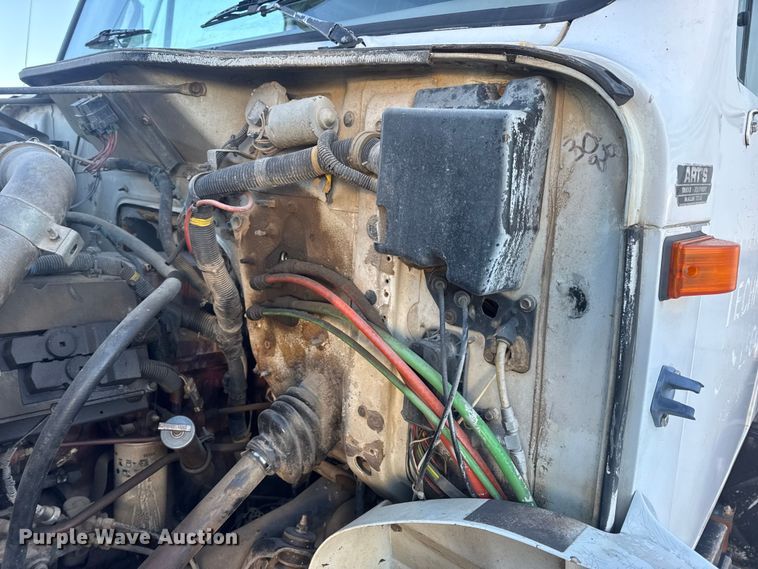 image for item EN0891 1999 International 4900 Crew Cab semi truck