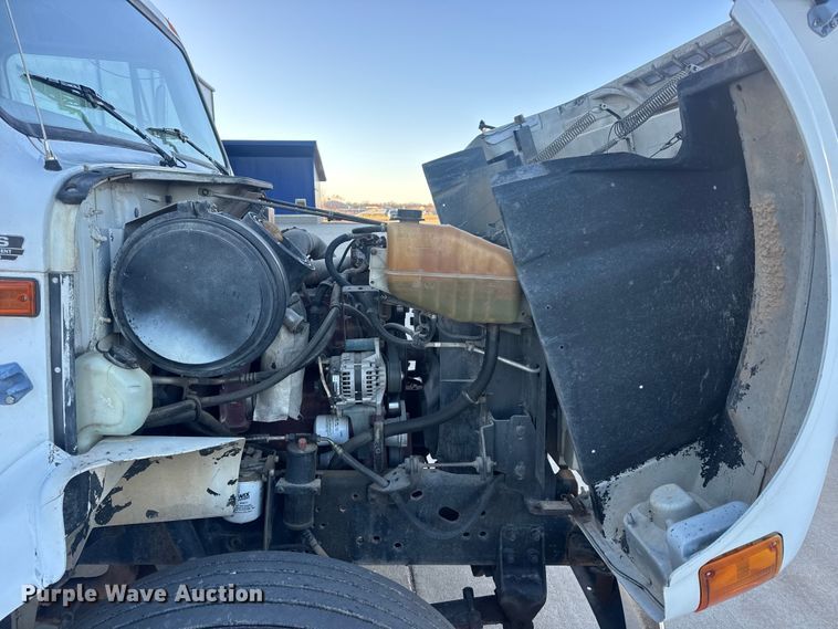 image for item EN0891 1999 International 4900 Crew Cab semi truck