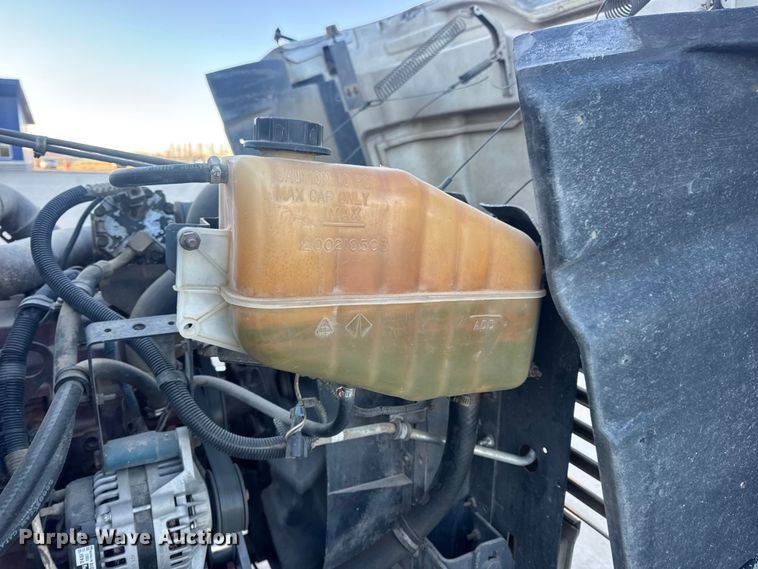 image for item EN0891 1999 International 4900 Crew Cab semi truck