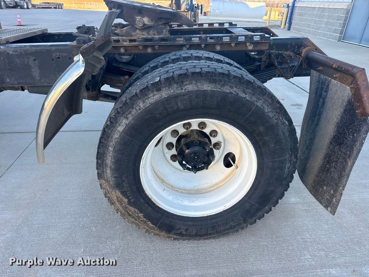 image for item EN0891 1999 International 4900 Crew Cab semi truck