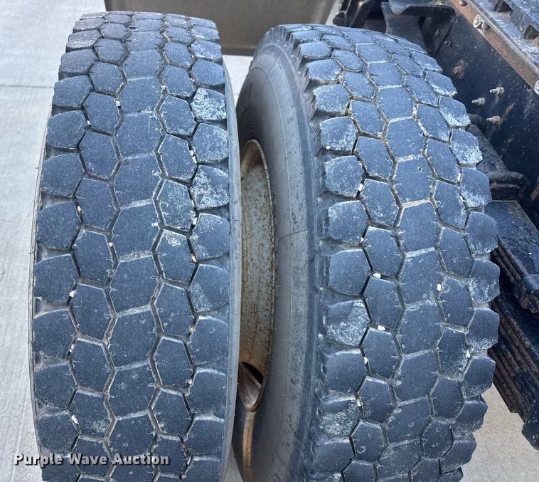 image for item EN0891 1999 International 4900 Crew Cab semi truck