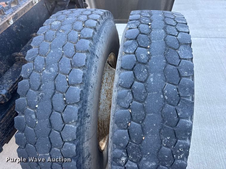 image for item EN0891 1999 International 4900 Crew Cab semi truck