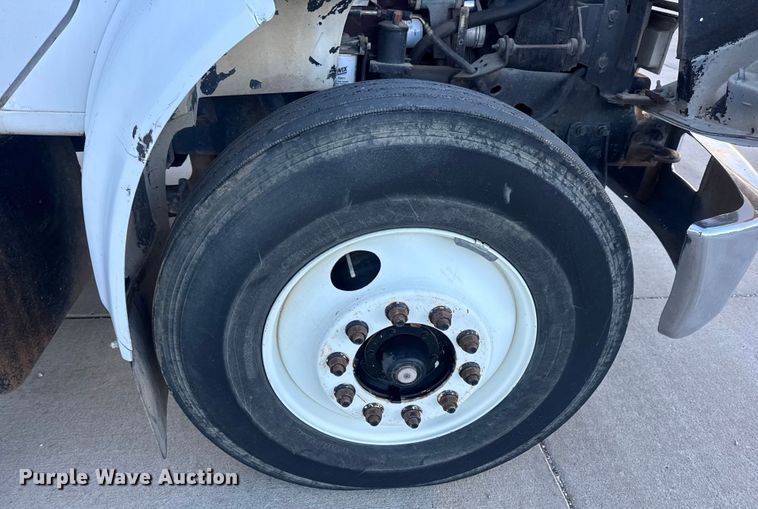 image for item EN0891 1999 International 4900 Crew Cab semi truck