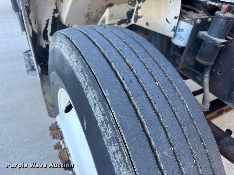 image for item EN0891 1999 International 4900 Crew Cab semi truck