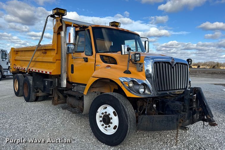 image for item EN0894 2010 International 7400 dump truck