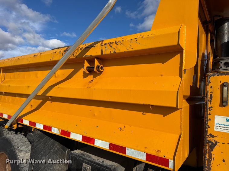 image for item EN0894 2010 International 7400 dump truck