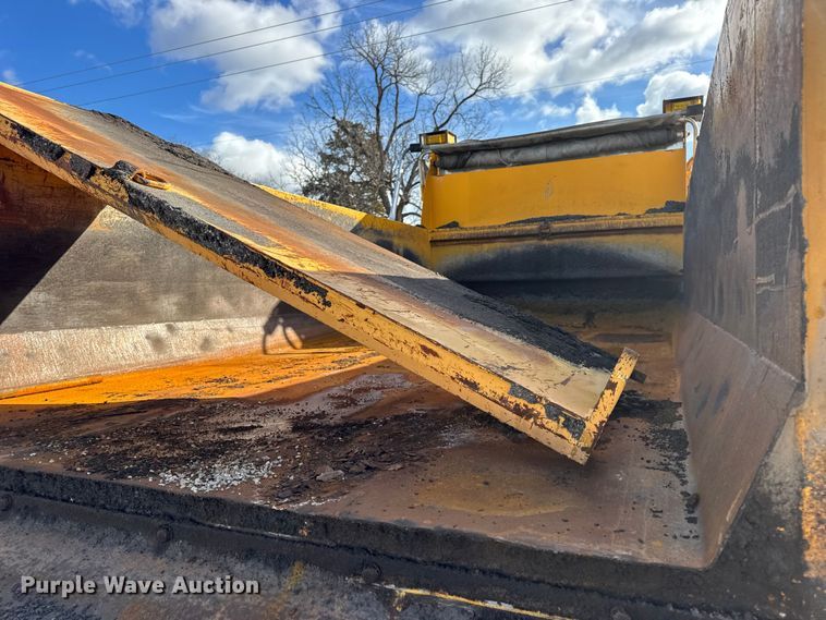 image for item EN0894 2010 International 7400 dump truck