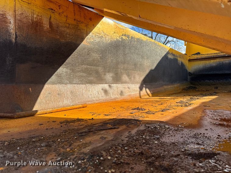 image for item EN0894 2010 International 7400 dump truck