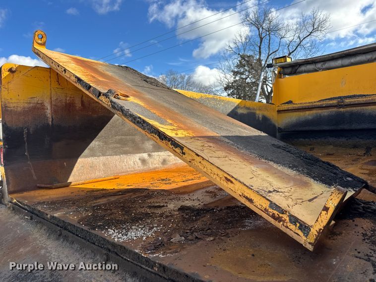 image for item EN0894 2010 International 7400 dump truck