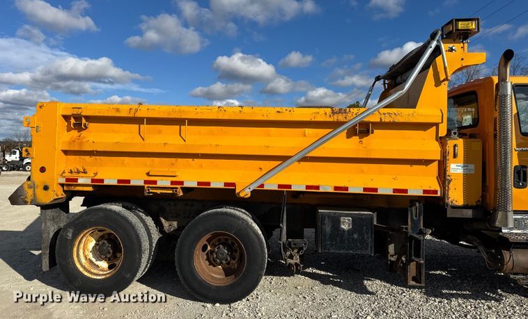 image for item EN0894 2010 International 7400 dump truck