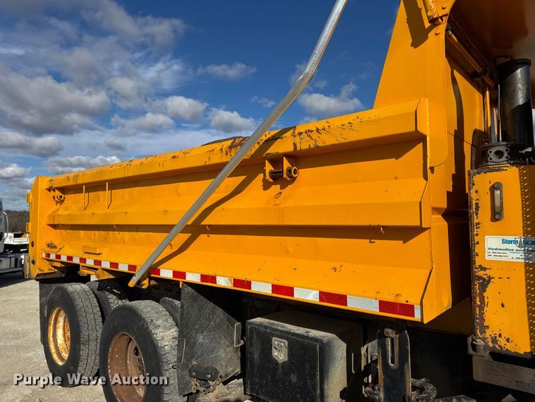 image for item EN0894 2010 International 7400 dump truck