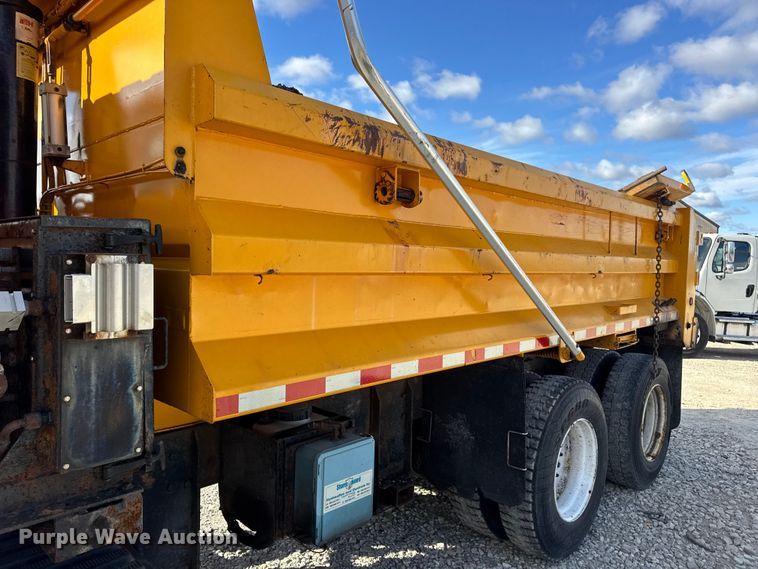 image for item EN0894 2010 International 7400 dump truck