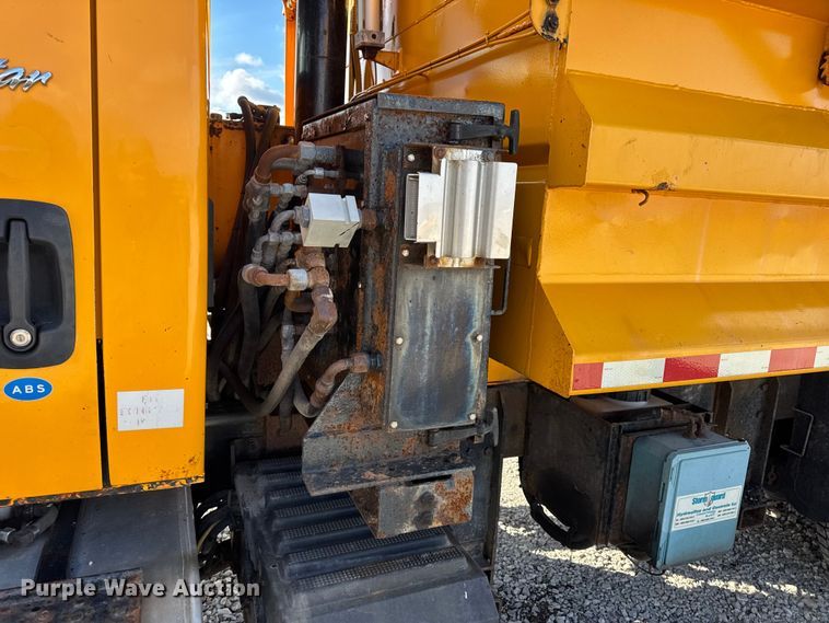 image for item EN0894 2010 International 7400 dump truck