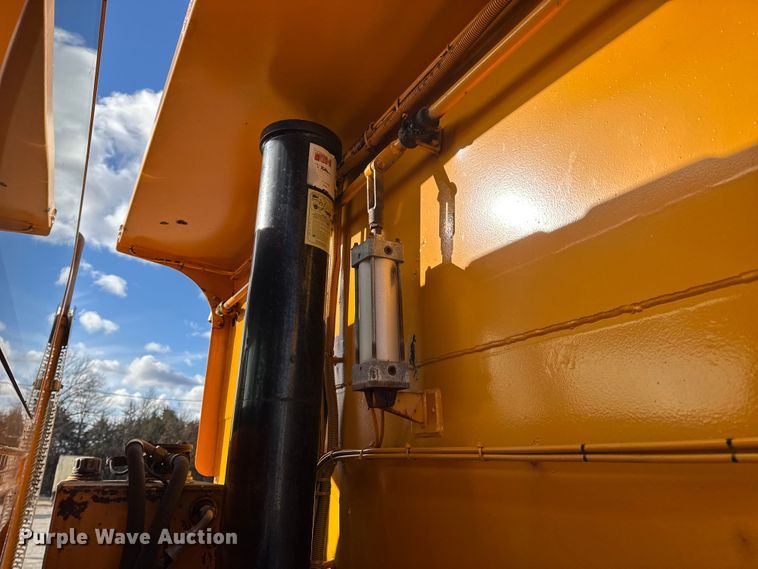 image for item EN0894 2010 International 7400 dump truck