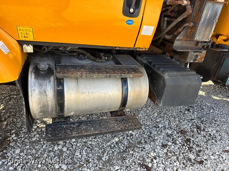 image for item EN0894 2010 International 7400 dump truck