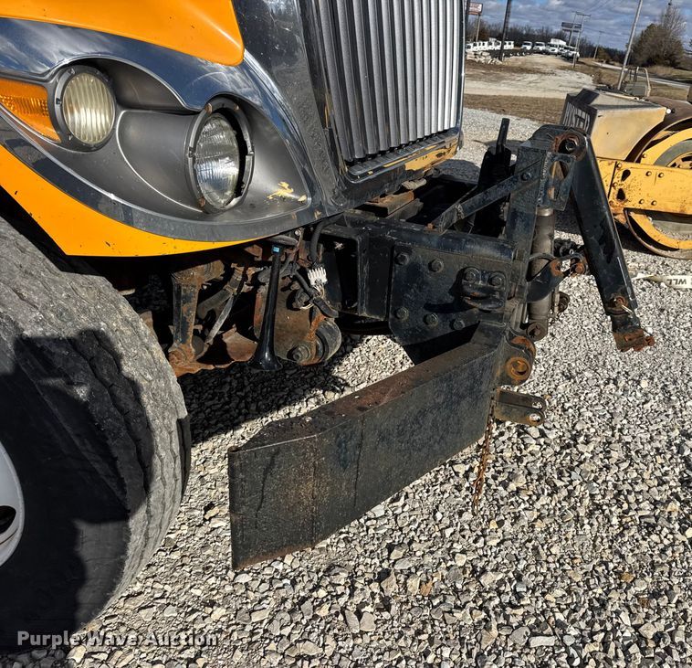 image for item EN0894 2010 International 7400 dump truck