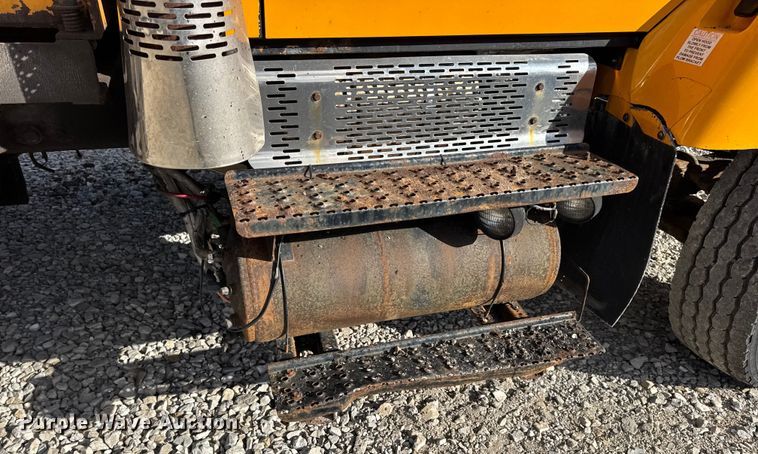 image for item EN0894 2010 International 7400 dump truck