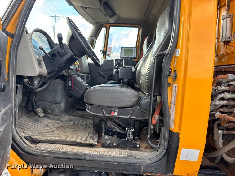 image for item EN0894 2010 International 7400 dump truck