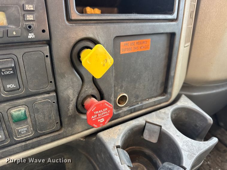 image for item EN0894 2010 International 7400 dump truck