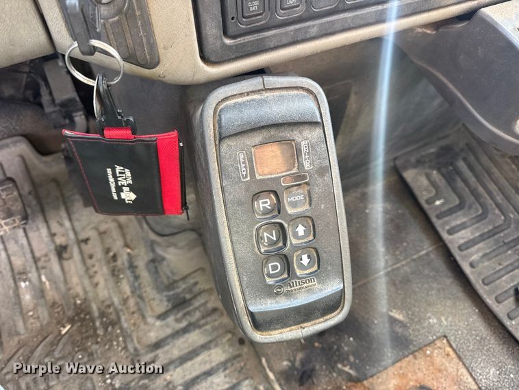 image for item EN0894 2010 International 7400 dump truck