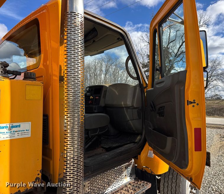 image for item EN0894 2010 International 7400 dump truck