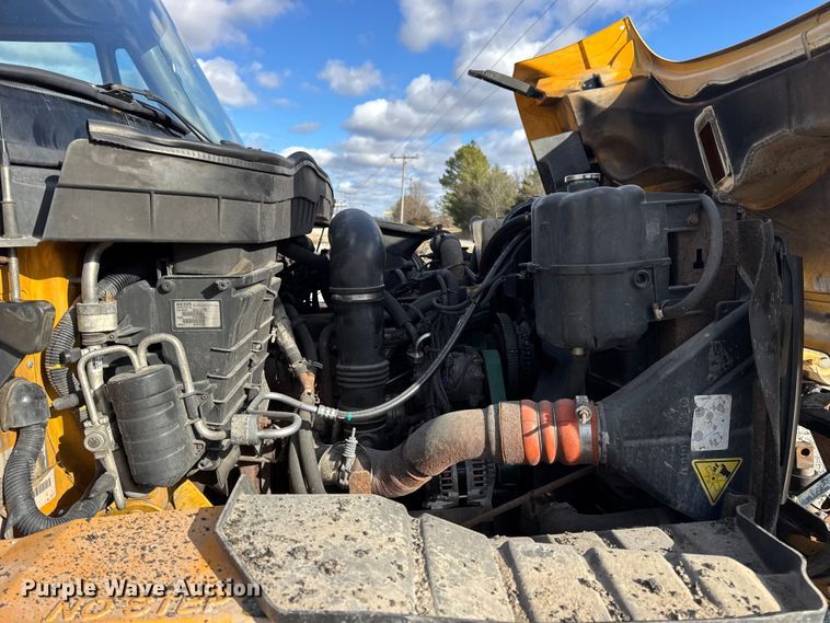 image for item EN0894 2010 International 7400 dump truck