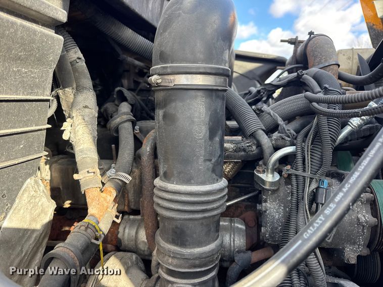 image for item EN0894 2010 International 7400 dump truck