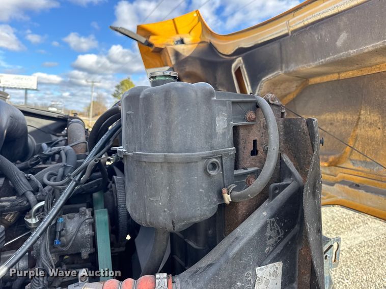 image for item EN0894 2010 International 7400 dump truck