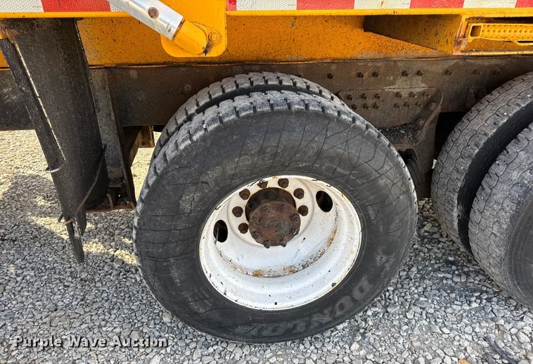 image for item EN0894 2010 International 7400 dump truck