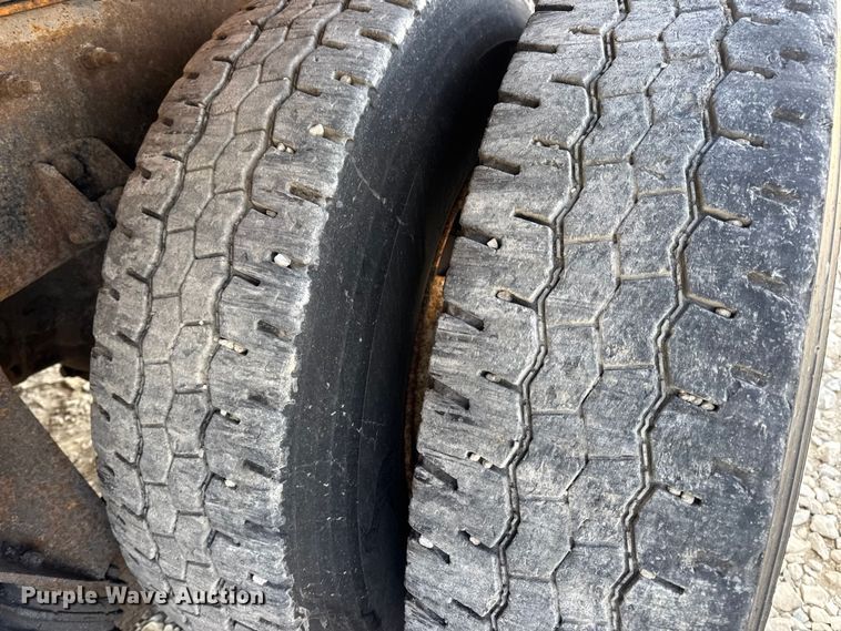 image for item EN0894 2010 International 7400 dump truck