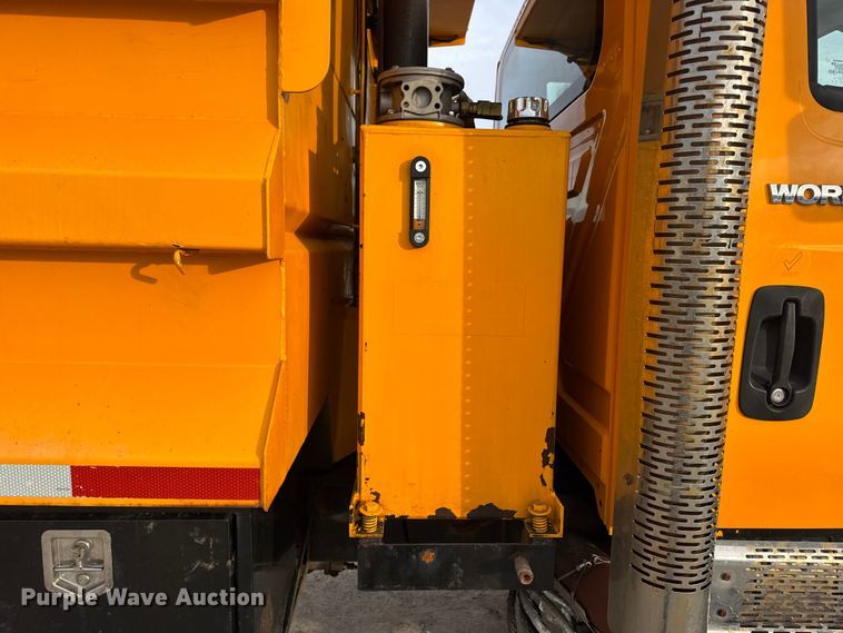 image for item EN0898 2011 International 7500 dump truck