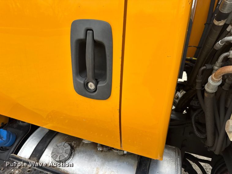 image for item EN0899 2016 International 7500 SFA dump truck