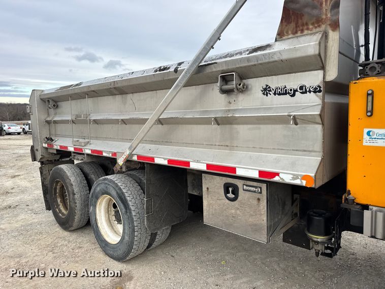 image for item EN0899 2016 International 7500 SFA dump truck