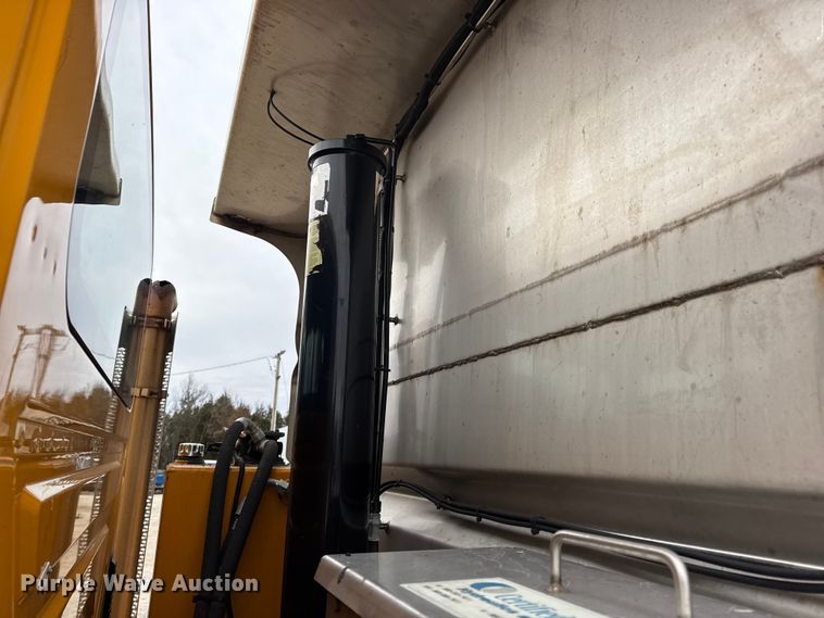 image for item EN0899 2016 International 7500 SFA dump truck