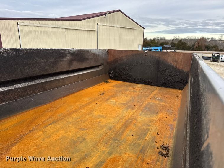 image for item EN0899 2016 International 7500 SFA dump truck