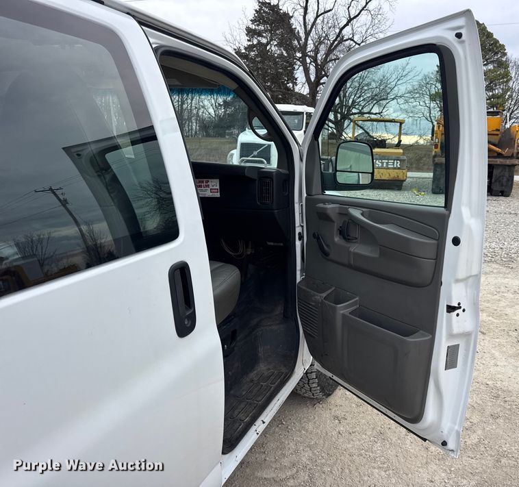 image for item EN0900 2015 Chevrolet Express 3500 van