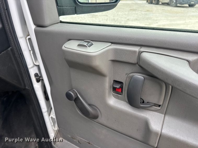 image for item EN0900 2015 Chevrolet Express 3500 van