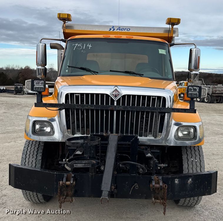 image for item EN0901 2006 International 7400 dump truck