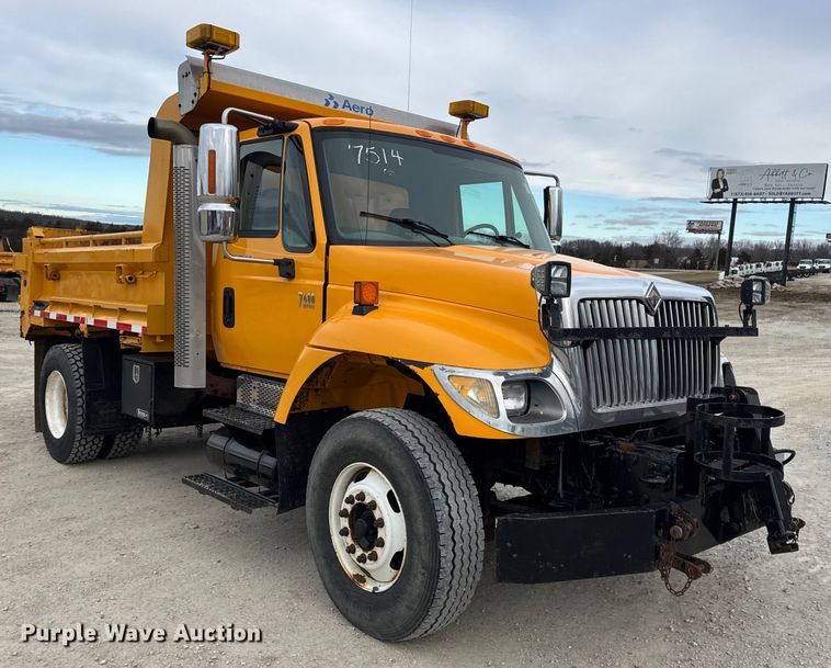 image for item EN0901 2006 International 7400 dump truck