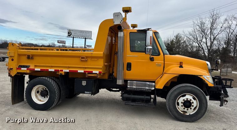 image for item EN0901 2006 International 7400 dump truck
