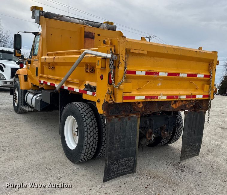 image for item EN0901 2006 International 7400 dump truck
