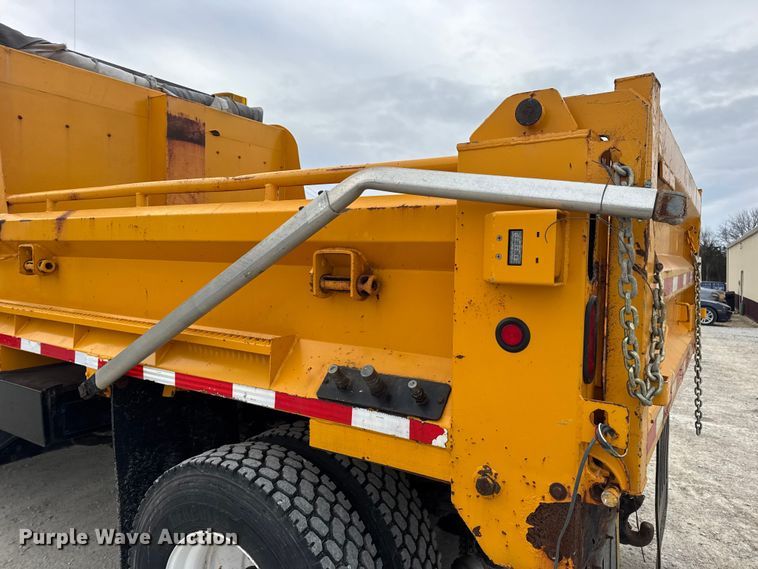 image for item EN0901 2006 International 7400 dump truck