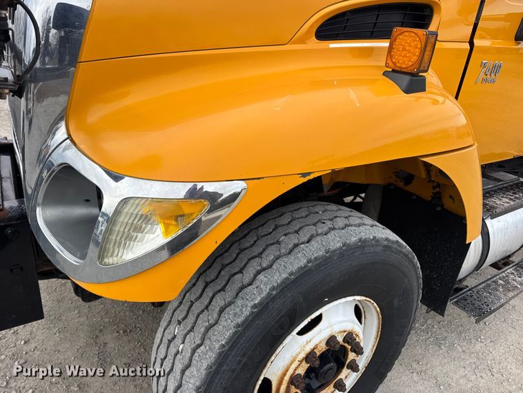 image for item EN0901 2006 International 7400 dump truck