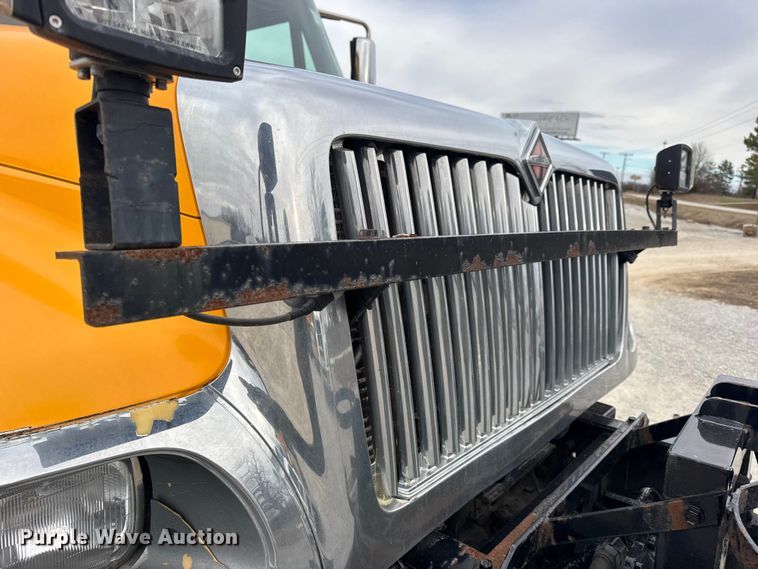 image for item EN0901 2006 International 7400 dump truck