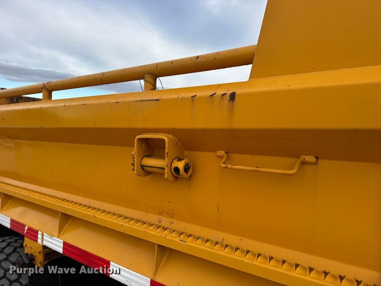 image for item EN0901 2006 International 7400 dump truck