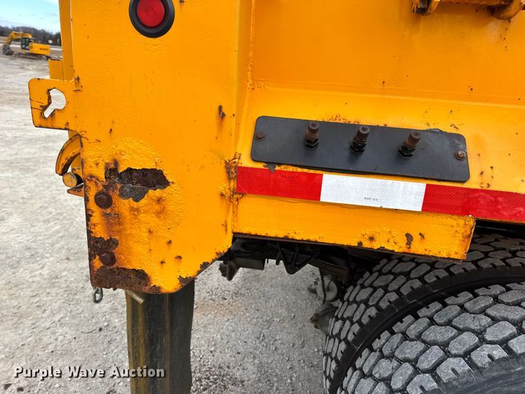 image for item EN0901 2006 International 7400 dump truck