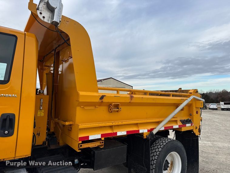 image for item EN0901 2006 International 7400 dump truck