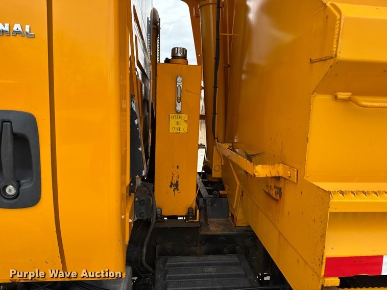 image for item EN0901 2006 International 7400 dump truck